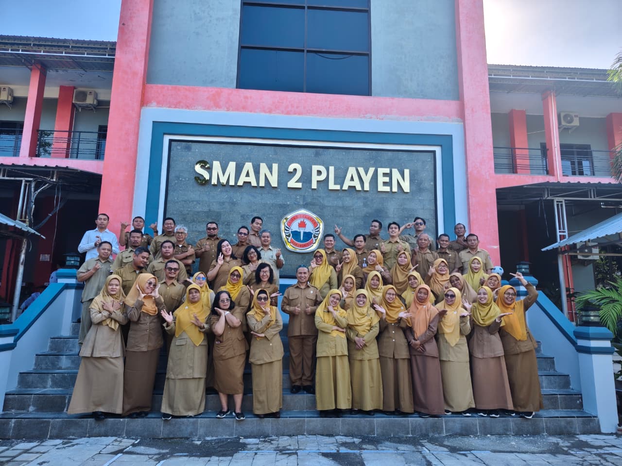Bersama melangkah, saling menguatkan, dan terus berkarya demi mewujudkan pendidikan yang bermutu di SMA Negeri 2 Playen.