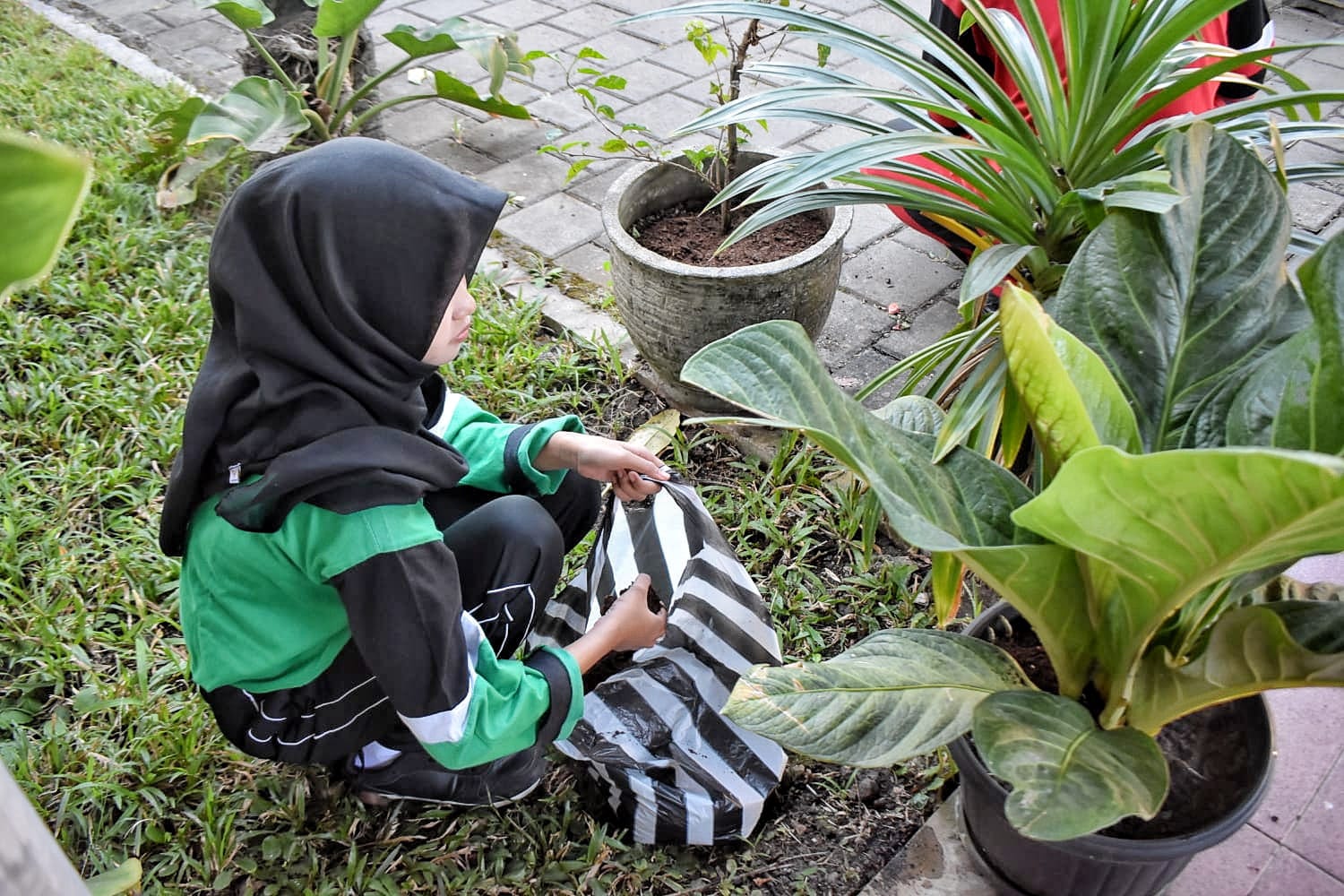 Jumat Sinergi, SMA Negeri 2 Playen Gelar Gerakan Cinta Lingkungan