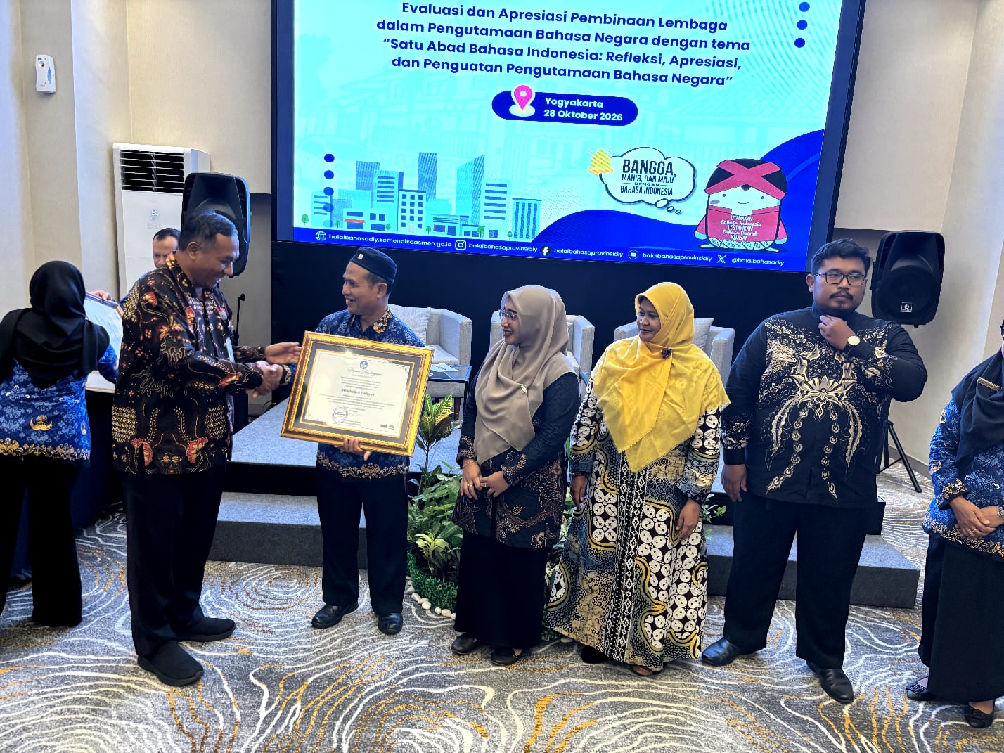 SMAN 2 PLAYEN Menerima Penghargaan dari Balai Bahasa Provinsi DIY atas Pengutamaan Bahasa Indonesia di Ruang Publik